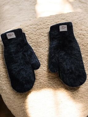 NWOT UGG AUSTRAILIA M/L Faux Fur Mittens